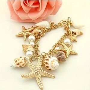 Gold-tone Beachy Starfish and Shell Charm Bracelet. New!